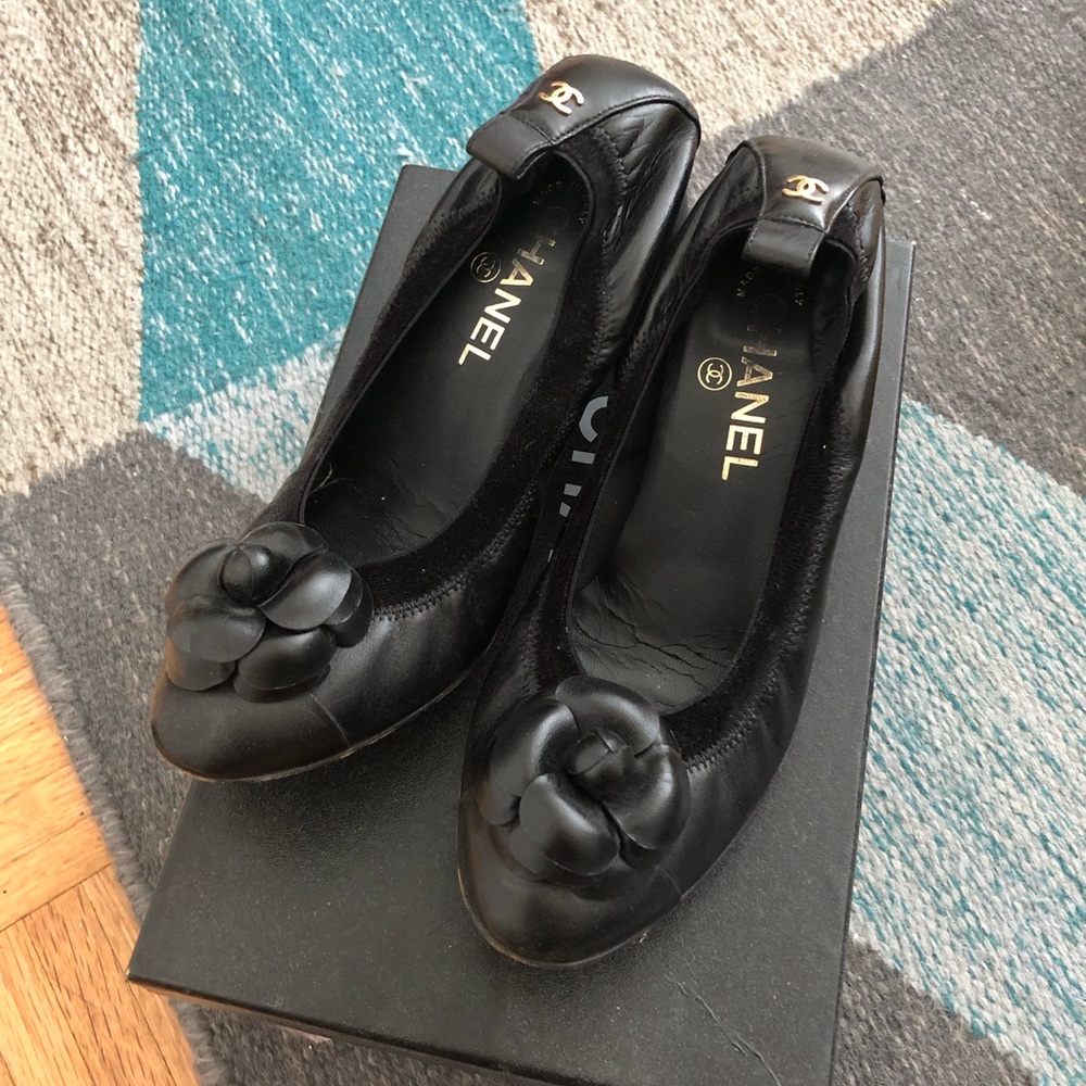 Chanel camellia black pumps